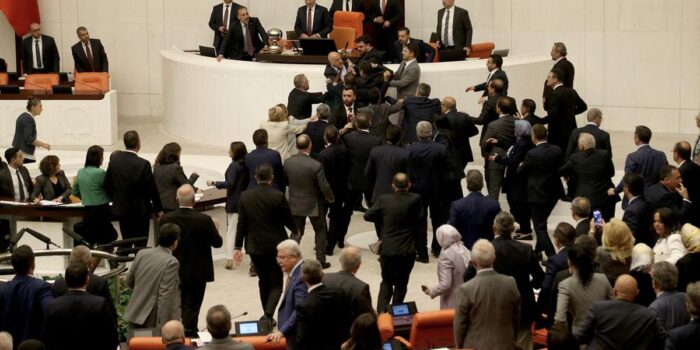 Berita Alasan Malaysia Mau Bangun Jembatan ke RI sampai Chaos Rapat DPR Turki