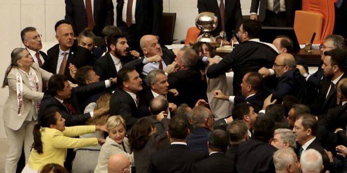 Berita Rapat Parlemen Turki Chaos, Anggota Saling Pukul saat Bahas Anggaran