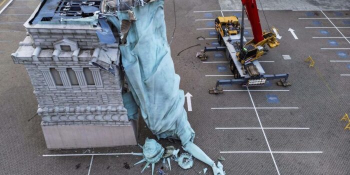 Berita Badai Dahsyat Robohkan Patung Liberty di Brasil