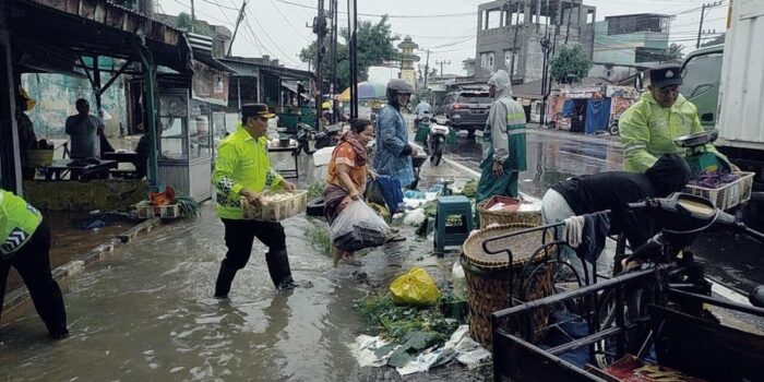Berita Polisi Bebaskan 16 Orang Diduga Penjarah Minimarket Sibolga Berita Polisi Bebaskan 16 Orang Diduga Penjarah Minimarket Sibolga