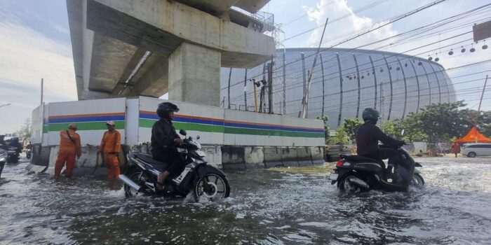 Berita Banjir Rob Rendam Jalan di Kawasan JIS, Sejumlah Motor Mogok Berita Banjir Rob Rendam Jalan di Kawasan JIS, Sejumlah Motor Mogok