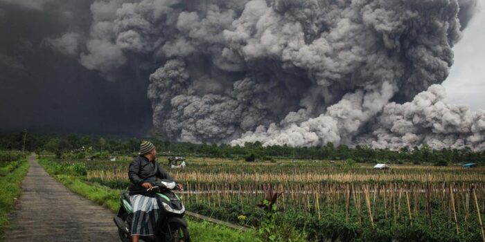 Berita Gunung Semeru Kembali Erupsi, Warga Diimbau Jauhi Besuk Kobokan