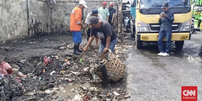 Berita Tumpukan Sampah di Ciputat Tangsel Dibersihkan Petugas
