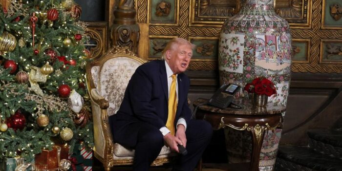 Berita Bicara ke Anak-anak AS, Trump Janji Tak Biarkan Sinterklas Jahat Masuk