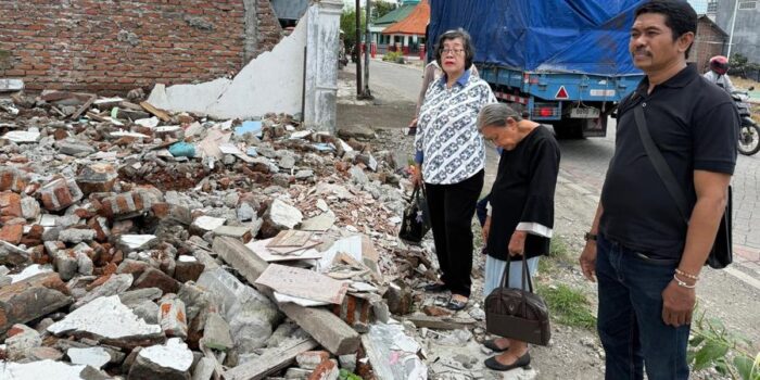 Berita Rumah Diserobot, Nenek 80 Tahun Diusir Paksa oleh Ormas di Surabaya