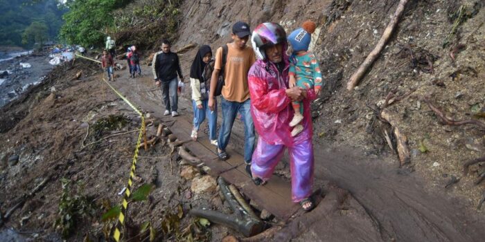 Berita Pengungsi Demam, Bau Bangkai Menyeruak Berita Pengungsi Demam, Bau Bangkai Menyeruak
