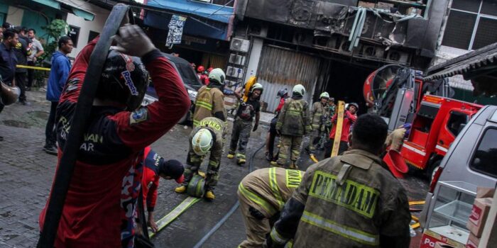 Berita Gelisah Ibu Cari Jenazah Anak Usai Kebakaran Gedung Terra Drone
