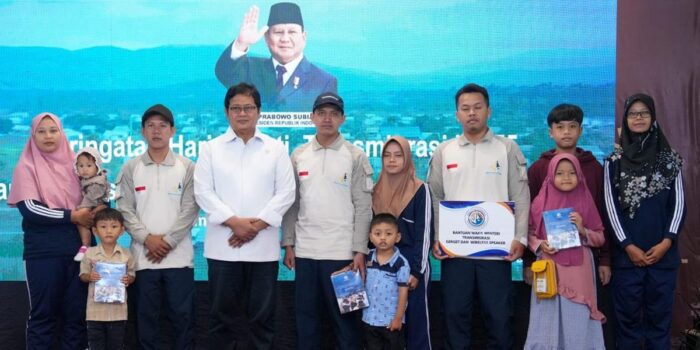 Berita Wamen Viva Yoga Berangkatkan 51 Transmigran ke Sulteng dan Sulbar Berita Wamen Viva Yoga Berangkatkan 51 Transmigran ke Sulteng dan Sulbar