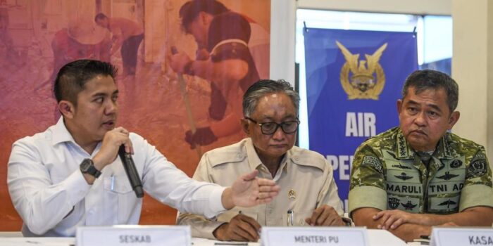 Berita Teddy Sebut 53 Helikopter Dikerahkan Tangani Bencana di Sumatra