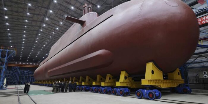 Berita Kim Jong Un Pamer Kapal Selam Nuklir Baru Milik Korut