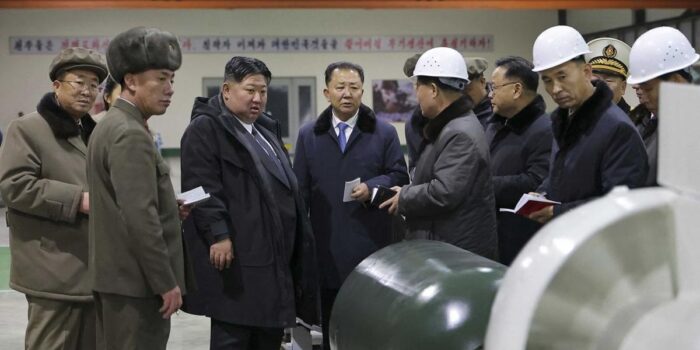 Berita Kim Jong Un Perintahkan Penambahan Produksi Rudal Korut pada 2026