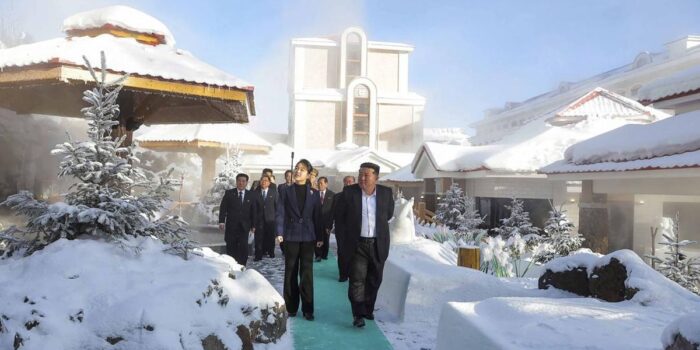 Berita Momen Kim Jong Un Ajak Putri Resmikan Hotel & Resort Mewah Korut