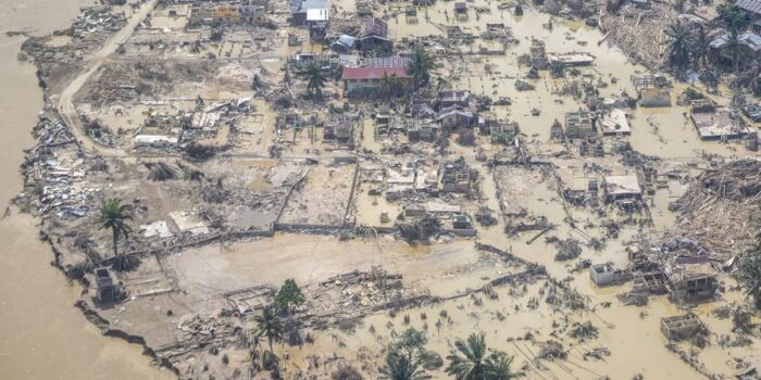 Berita Tak Sanggup Atasi Banjir, Bupati Aceh Selatan Terbang Umrah