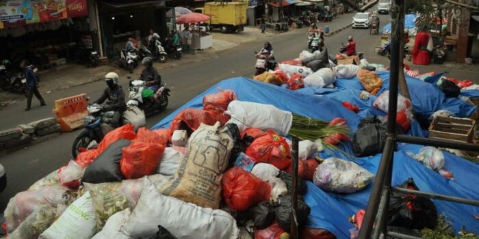 Berita Gunungan Sampah di Tangsel Berbelatung-Bikin Macet, Pemkot Buka Suara