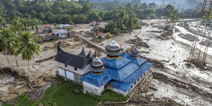 Berita Sungai Meluap, Jembatan Darurat di Agam Sumbar Terbawa Arus Berita Sungai Meluap, Jembatan Darurat di Agam Sumbar Terbawa Arus