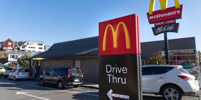 Berita Pria Tewas Terjepit Mobil di Layanan Drive-Thru McDonald’s