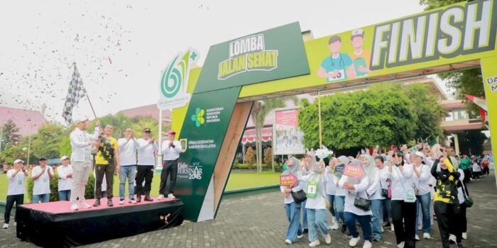 Berita Lomba Jalan Sehat, Bupati dan Wabup Klaten Dorong Gaya Hidup Positif Berita Lomba Jalan Sehat, Bupati dan Wabup Klaten Dorong Gaya Hidup Positif