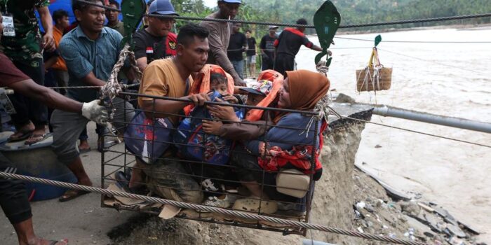 Berita Penyeberangan Darurat Sungai Juli Usai Banjir Bandang Aceh