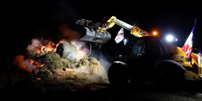 Berita Peternak Prancis Blokade Jalan Imbas Pemusnahan Sapi Sakit