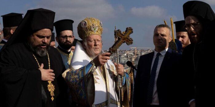 Berita Umat Kristiani yang Merayakan Natal Selain 25 Desember