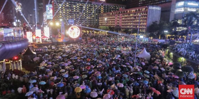 Berita Warga Padati Bundaran HI Sambut Tahun Baru 2026