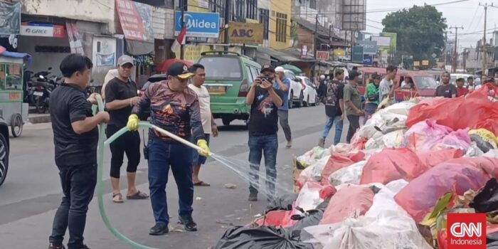 Berita Sampah Menggunung di Serpong, Disemprot dan Ditutup Terpal Kurangi Bau