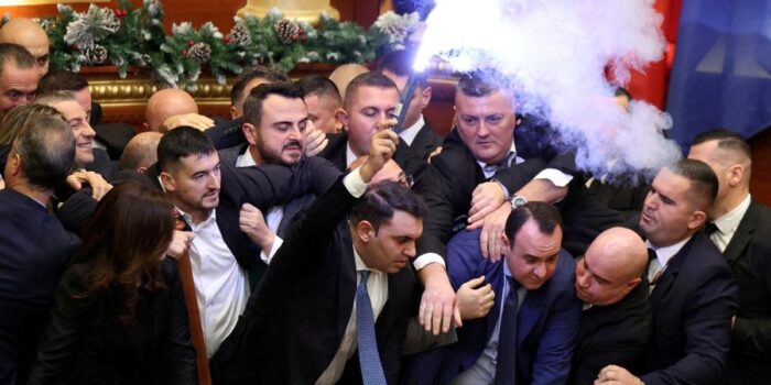 Berita Sidang DPR di Albania Ricuh, Wakil Rakyat Saling Adu Jotos