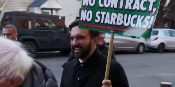 Berita Momen Mamdani Ikut Aksi Mogok Pekerja Starbucks di New York Berita Momen Mamdani Ikut Aksi Mogok Pekerja Starbucks di New York