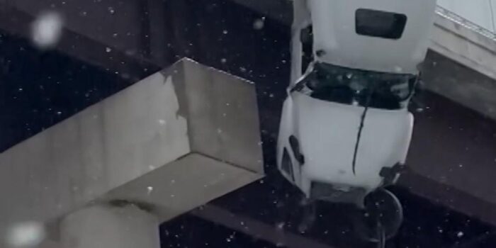 Berita Detik-detik Evakuasi Truk yang Nyaris Terjun dari Jembatan di AS