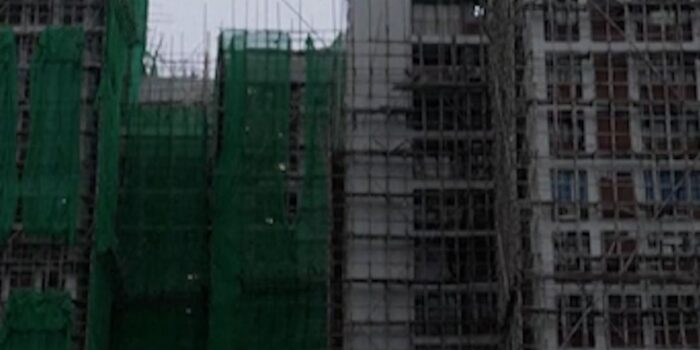 Berita Seluruh Jaring Perancah di Hong Kong Dicabut Imbas Kebakaran Apartemen