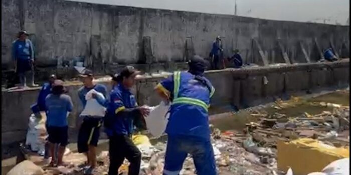 Berita Tumpukan Karung Pasir untuk Tambal Tanggul Laut Bocor di Muara Baru