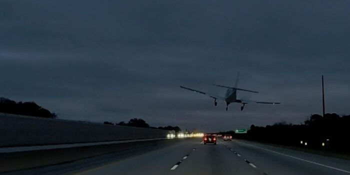 Berita Detik-detik Pesawat Mendarat di Jalan Tol Florida, Timpa Satu Mobil