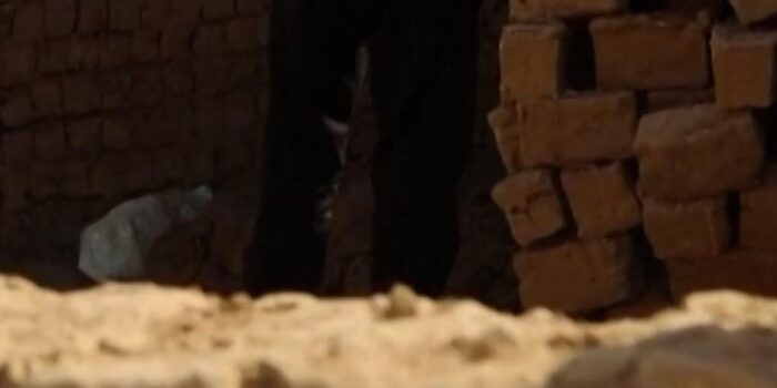 Berita Pengungsi Gaza Bangun Rumah dari Tanah Liat di Musim Dingin