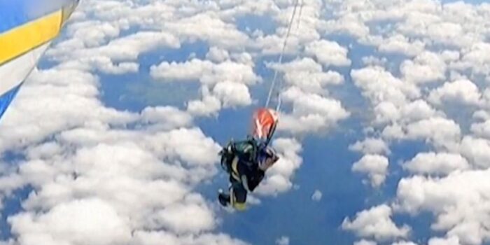 Berita Horor Penerjun Payung Australia Tersangkut di Ekor Pesawat Berita Horor Penerjun Payung Australia Tersangkut di Ekor Pesawat