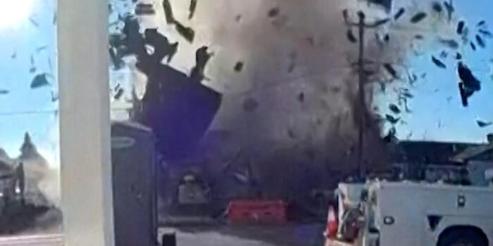 Berita Penampakan Ledakan Besar di California Hancurkan Tiga Bangunan Berita Penampakan Ledakan Besar di California Hancurkan Tiga Bangunan