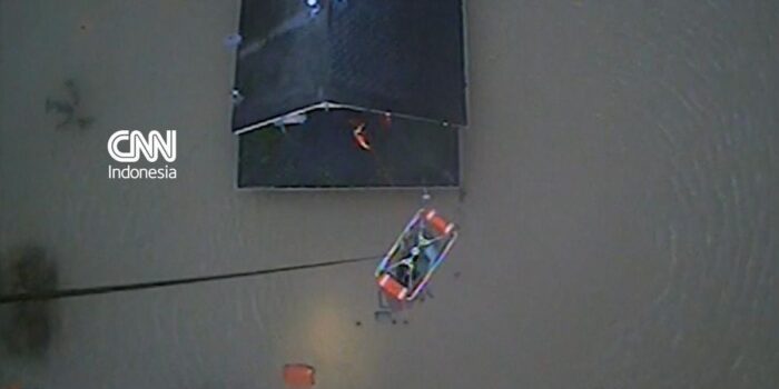 Berita Detik-detik Evakuasi Dua Korban Banjir di Washington Pakai Helikopter Berita Detik-detik Evakuasi Dua Korban Banjir di Washington Pakai Helikopter