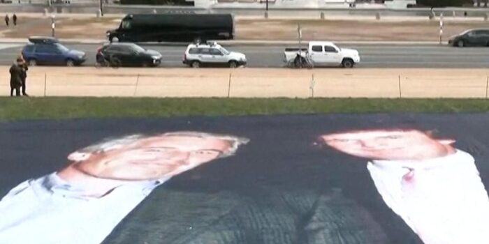 Berita Aktivis Bentangkan Foto Raksasa Trump-Epstein di Depan Gedung Capitol