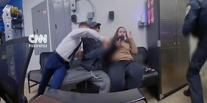 Berita Detik-detik Polisi AS Ditodong Pistol Pelaku Pencurian di Walmart