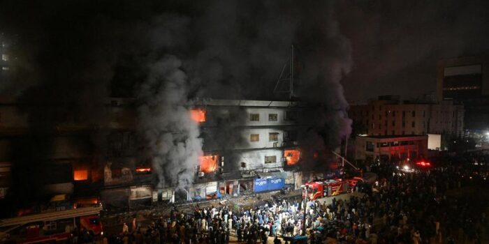 Berita 14 Orang Tewas dan Puluhan Hilang Usai Kebakaran Mal di Pakistan