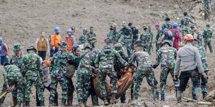 Berita 23 Anggota TNI Dilaporkan Hilang Tertimbun Longsor Cisarua