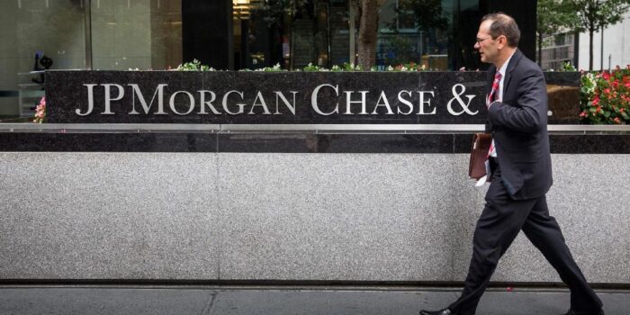 Berita Trump Tuntut Raksasa Bank JPMorgan Chase Rp84 Triliun