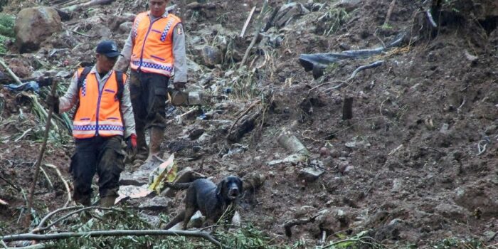 Berita Cuaca Ekstrem Hambat Evakuasi Longsor Cisarua, 400 Warga Mengungsi Berita Cuaca Ekstrem Hambat Evakuasi Longsor Cisarua, 400 Warga Mengungsi