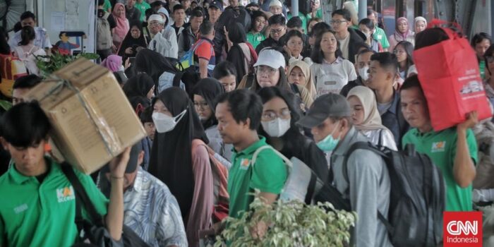 Berita Arus Balik Nataru, Stasiun Pasar Senen Dipadati Penumpang