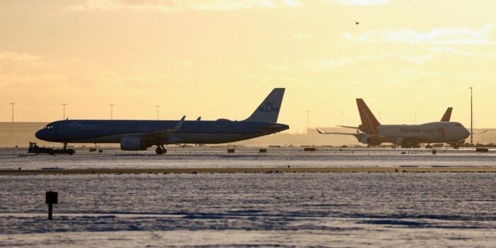 Berita Ratusan Penerbangan Dibatalkan di Belanda Akibat Badai Salju