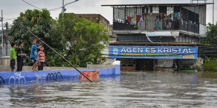 Berita 5 Hari Banjir Masih Rendam Kronjo Tangerang, 4.000 Warga Terdampak