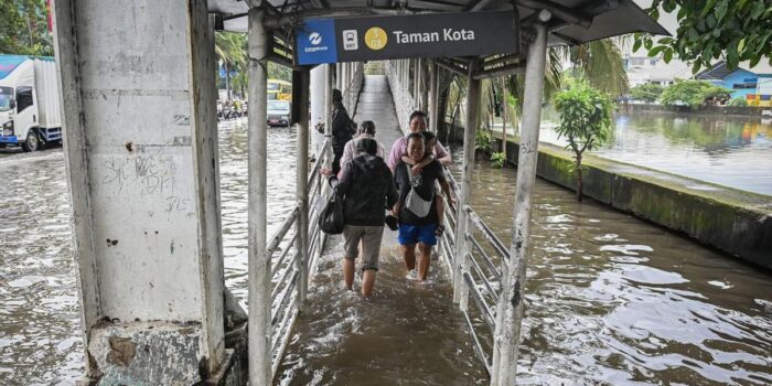 Berita 39 RT di Jakarta Terendam Banjir Jumat Pagi, Paling Tinggi 3,5 Meter