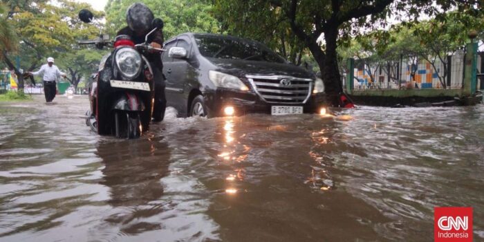 Berita Jalan Regency Tangerang Terendam Banjir 50 Cm, Banyak Kendaraan Mogok