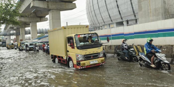 Berita Banjir Rob Rendam Jalan Depan Jakarta International Stadium