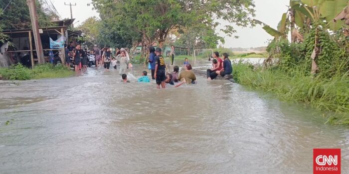 Berita Tanggul Sungai Cidurian Jebol, Warga Kresek Tangerang Kebanjiran