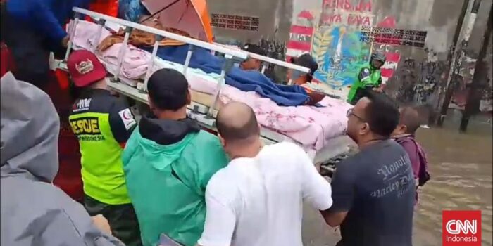 Berita Warga Dievakuasi Rakit Bambu hingga Truk Damkar